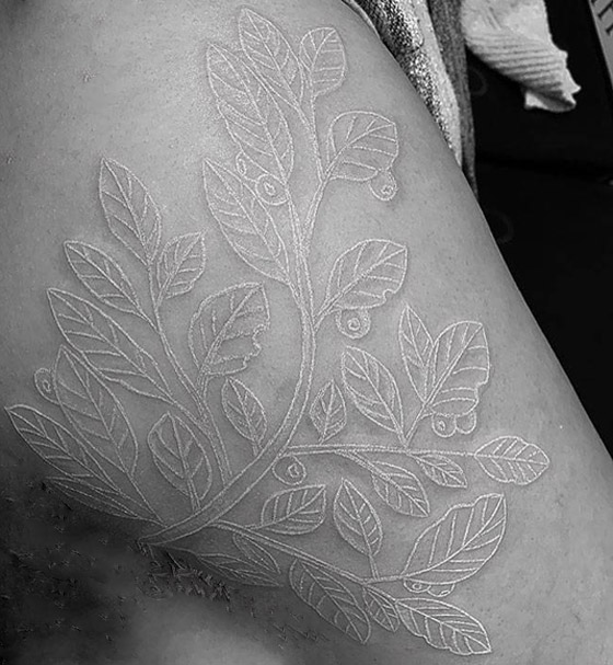 التاتو (الوشم) الأبيض موضة الموسم.. إليكم أفضل وأجمل التصاميم الرائعة صورة رقم 12