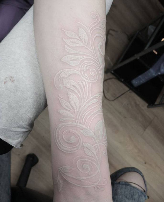 التاتو (الوشم) الأبيض موضة الموسم.. إليكم أفضل وأجمل التصاميم الرائعة صورة رقم 18