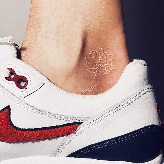 التاتو (الوشم) الأبيض موضة الموسم.. إليكم أفضل وأجمل التصاميم الرائعة صورة رقم 19