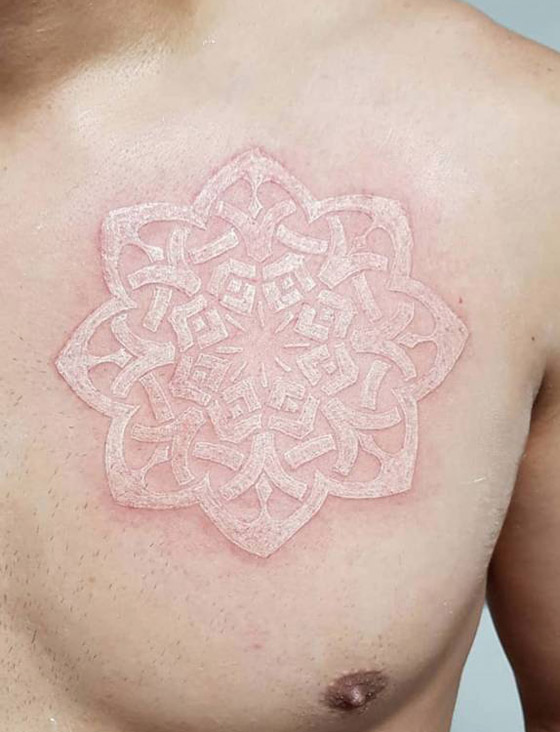 التاتو (الوشم) الأبيض موضة الموسم.. إليكم أفضل وأجمل التصاميم الرائعة صورة رقم 22