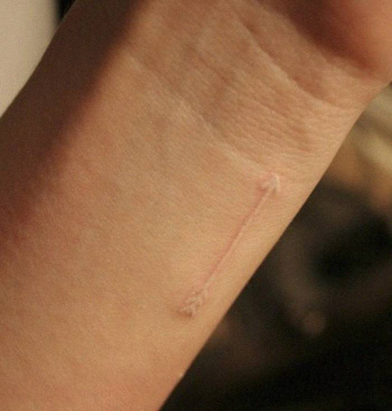 التاتو (الوشم) الأبيض موضة الموسم.. إليكم أفضل وأجمل التصاميم الرائعة صورة رقم 24