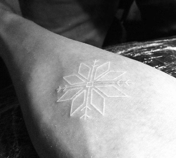 التاتو (الوشم) الأبيض موضة الموسم.. إليكم أفضل وأجمل التصاميم الرائعة صورة رقم 26