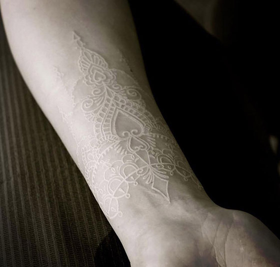 التاتو (الوشم) الأبيض موضة الموسم.. إليكم أفضل وأجمل التصاميم الرائعة صورة رقم 29