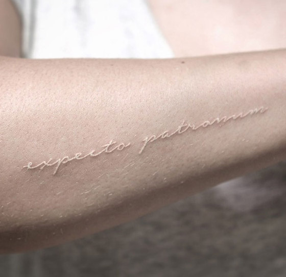 التاتو (الوشم) الأبيض موضة الموسم.. إليكم أفضل وأجمل التصاميم الرائعة صورة رقم 33