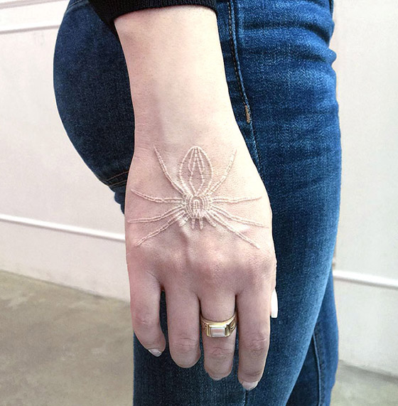 التاتو (الوشم) الأبيض موضة الموسم.. إليكم أفضل وأجمل التصاميم الرائعة صورة رقم 35