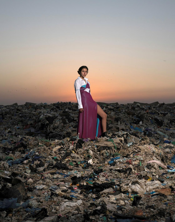 ما سر وقوف عارضات الأزياء بين جبال القمامة ورائحتها القاتلة النتنة؟ صورة رقم 1