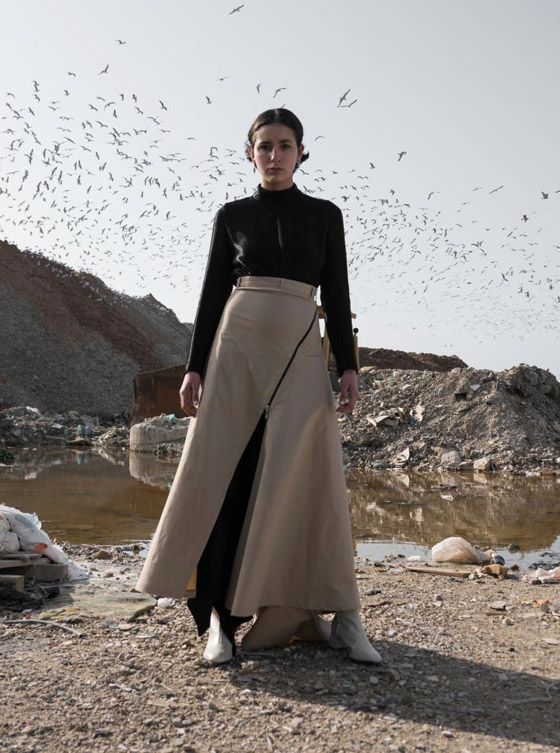 ما سر وقوف عارضات الأزياء بين جبال القمامة ورائحتها القاتلة النتنة؟ صورة رقم 2