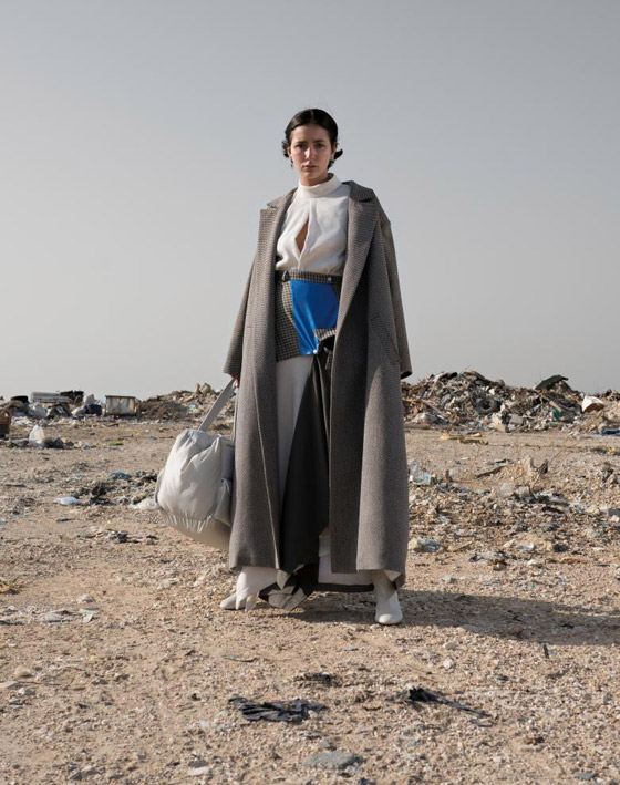 ما سر وقوف عارضات الأزياء بين جبال القمامة ورائحتها القاتلة النتنة؟ صورة رقم 3