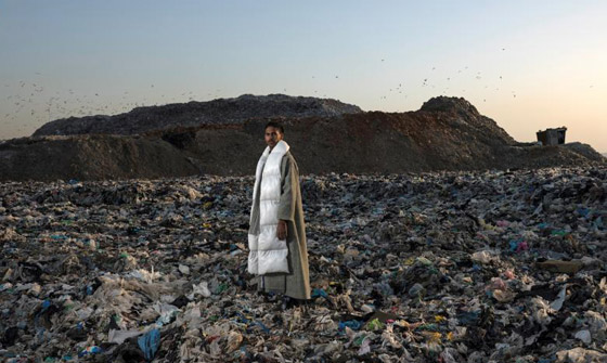 ما سر وقوف عارضات الأزياء بين جبال القمامة ورائحتها القاتلة النتنة؟ صورة رقم 4