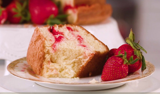 طريقة تحضير كيك الفراولة الهش بطعمه الرائع والطيب صورة رقم 8