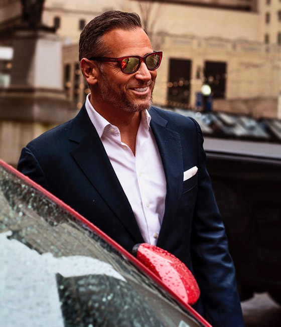 الأب الجذاب.. أب (45 عاما) يدخل مجال عرض الأزياء ويثير جنون الإنترنت صورة رقم 2