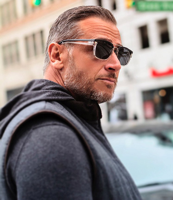 الأب الجذاب.. أب (45 عاما) يدخل مجال عرض الأزياء ويثير جنون الإنترنت صورة رقم 5