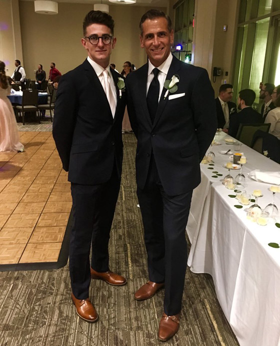 الأب الجذاب.. أب (45 عاما) يدخل مجال عرض الأزياء ويثير جنون الإنترنت صورة رقم 13