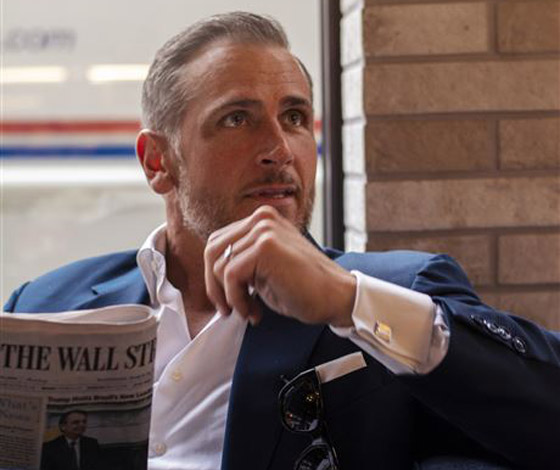 الأب الجذاب.. أب (45 عاما) يدخل مجال عرض الأزياء ويثير جنون الإنترنت صورة رقم 6