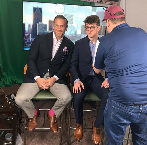 الأب الجذاب.. أب (45 عاما) يدخل مجال عرض الأزياء ويثير جنون الإنترنت صورة رقم 15