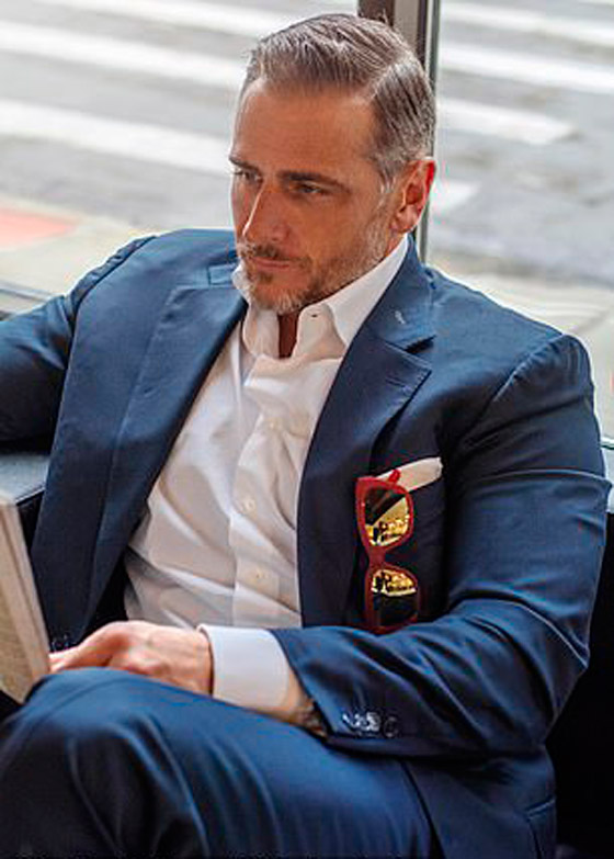 الأب الجذاب.. أب (45 عاما) يدخل مجال عرض الأزياء ويثير جنون الإنترنت صورة رقم 7