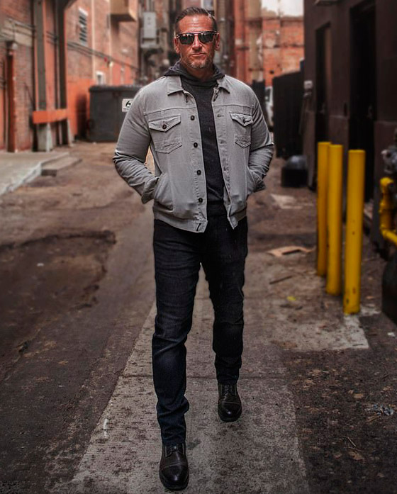 الأب الجذاب.. أب (45 عاما) يدخل مجال عرض الأزياء ويثير جنون الإنترنت صورة رقم 8