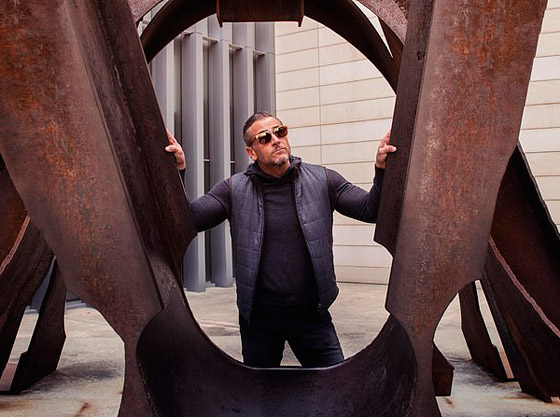 الأب الجذاب.. أب (45 عاما) يدخل مجال عرض الأزياء ويثير جنون الإنترنت صورة رقم 9