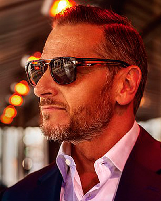 الأب الجذاب.. أب (45 عاما) يدخل مجال عرض الأزياء ويثير جنون الإنترنت صورة رقم 10