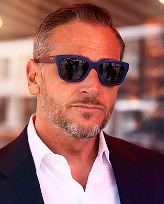 الأب الجذاب.. أب (45 عاما) يدخل مجال عرض الأزياء ويثير جنون الإنترنت صورة رقم 11