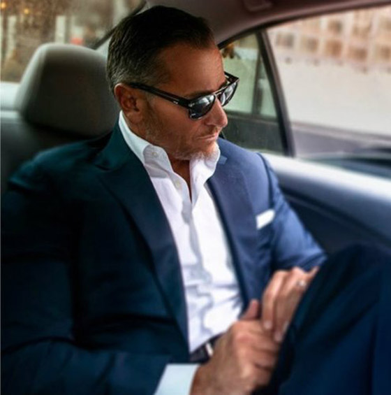 الأب الجذاب.. أب (45 عاما) يدخل مجال عرض الأزياء ويثير جنون الإنترنت صورة رقم 12