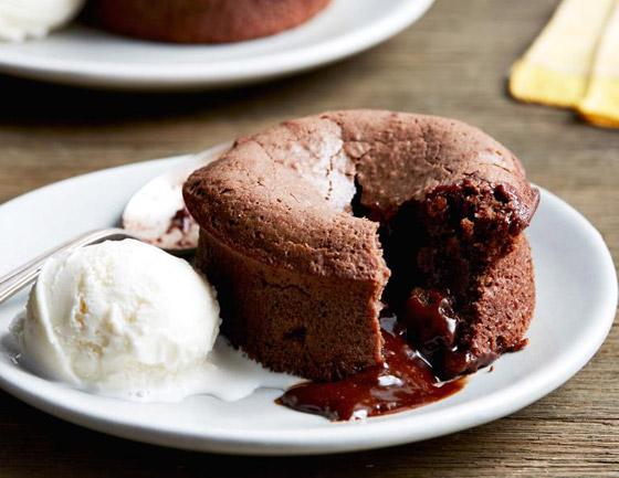 إليكم طريقة تحضير مولتن كيك بالشوكولاتة السهلة والشهية والفاخرة صورة رقم 4