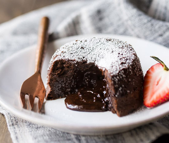 إليكم طريقة تحضير مولتن كيك بالشوكولاتة السهلة والشهية والفاخرة صورة رقم 5