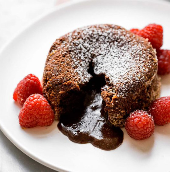 إليكم طريقة تحضير مولتن كيك بالشوكولاتة السهلة والشهية والفاخرة صورة رقم 6