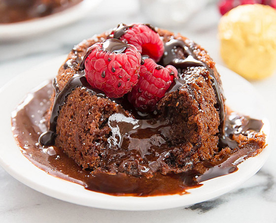 إليكم طريقة تحضير مولتن كيك بالشوكولاتة السهلة والشهية والفاخرة صورة رقم 7