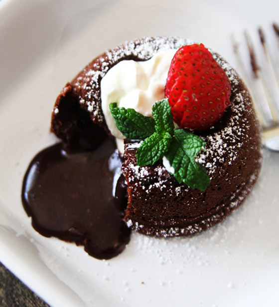 إليكم طريقة تحضير مولتن كيك بالشوكولاتة السهلة والشهية والفاخرة صورة رقم 12