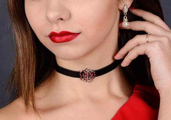 كيف ظهرت موضة الخانق (التشوكر) وما هي دلائله؟ صورة رقم 1