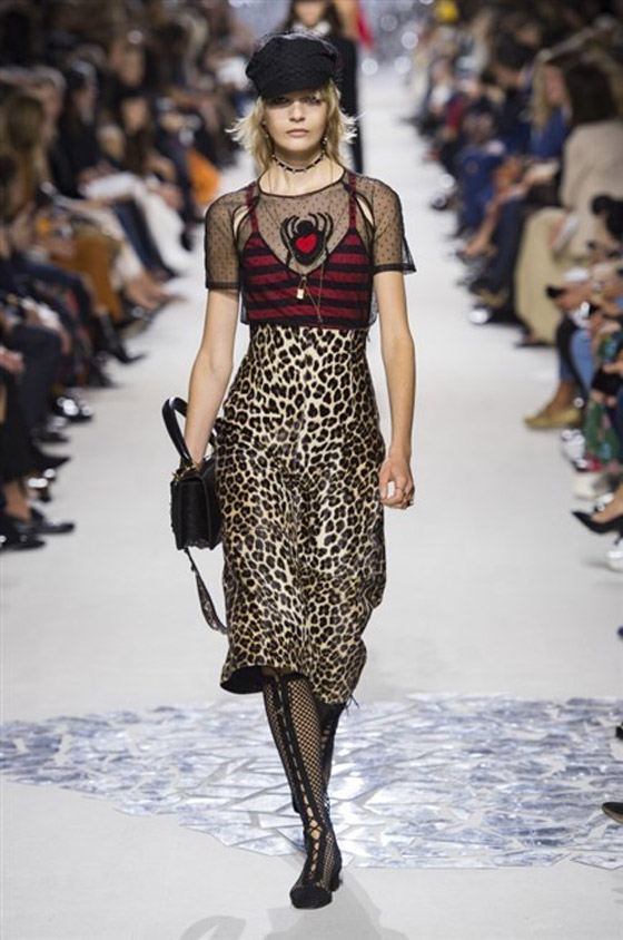 بالصور: جلود الحيوانات موضة ألوان أزياء صيف 2019 صورة رقم 3