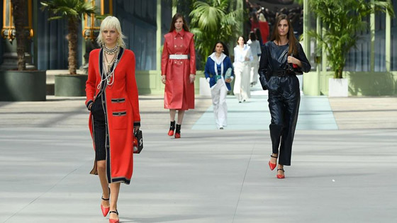 بالصور: أول عرض أزياء لدار شانيل بعد وفاة مؤسسها كارل لاغرفيلد صورة رقم 1