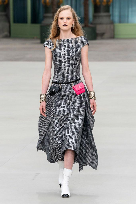 بالصور: أول عرض أزياء لدار شانيل بعد وفاة مؤسسها كارل لاغرفيلد صورة رقم 4