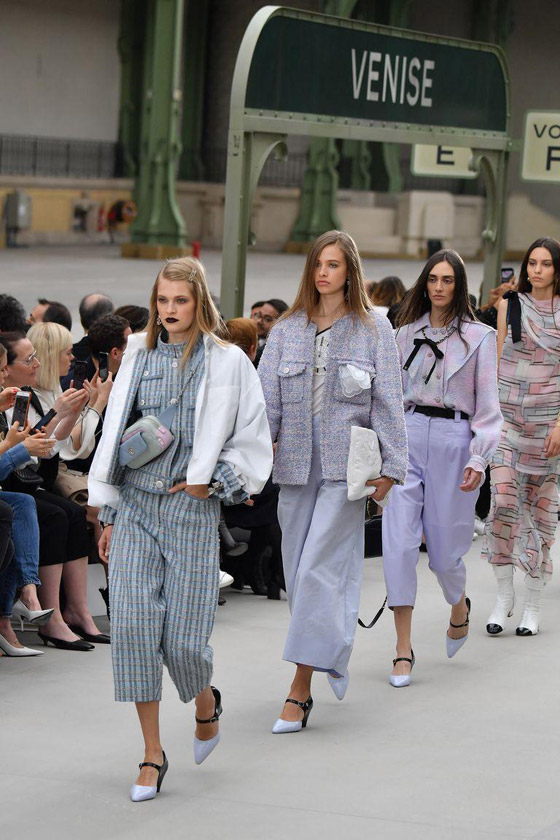 بالصور: أول عرض أزياء لدار شانيل بعد وفاة مؤسسها كارل لاغرفيلد صورة رقم 2