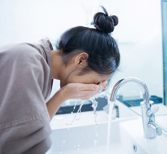 هل يجب غسل الوجه صباحاً أم مساءً، أم الاثنين معاً؟ صورة رقم 1