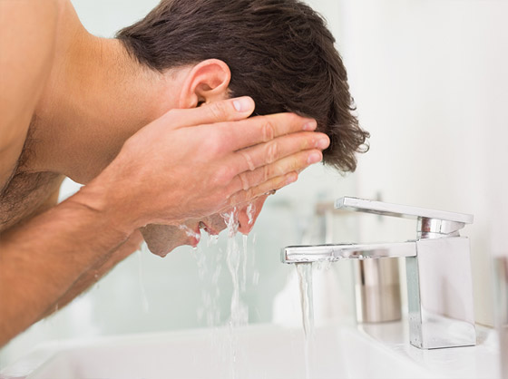 هل يجب غسل الوجه صباحاً أم مساءً، أم الاثنين معاً؟ صورة رقم 2