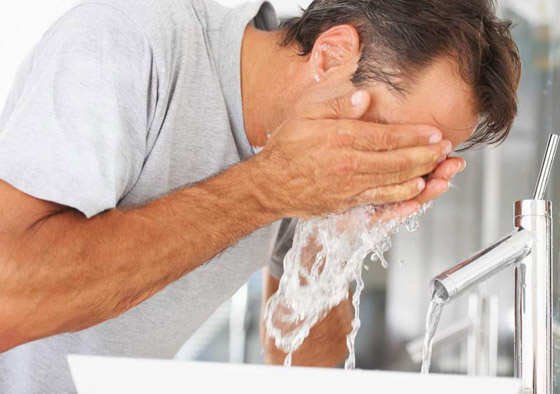 هل يجب غسل الوجه صباحاً أم مساءً، أم الاثنين معاً؟ صورة رقم 4