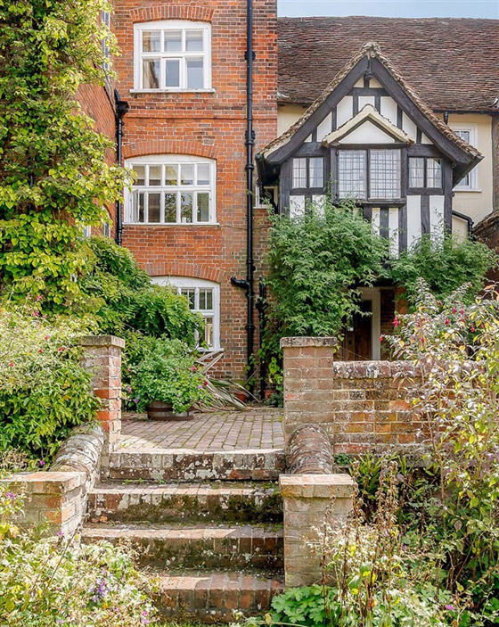 بالصور: قصر تاريخي للبيع بسعر 3.57 مليون دولار في بريطانيا صورة رقم 1