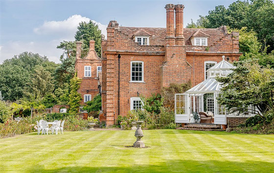 بالصور: قصر تاريخي للبيع بسعر 3.57 مليون دولار في بريطانيا صورة رقم 2