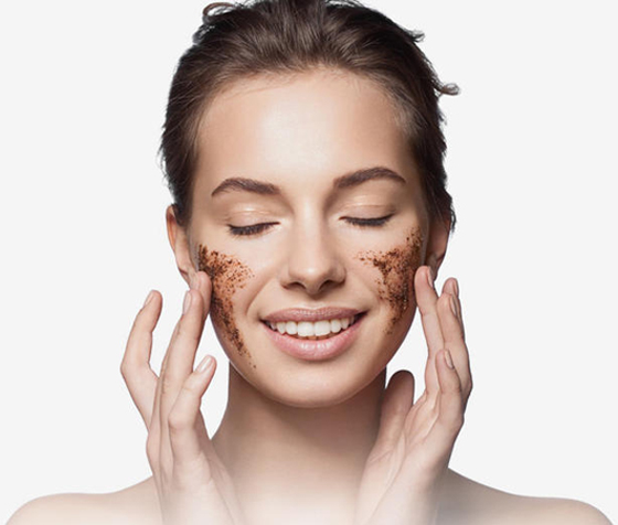 قبل العيد.. خطوات بسيطة لتقشير الوجه صورة رقم 3