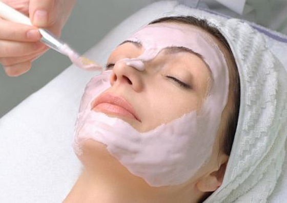 قبل العيد.. خطوات بسيطة لتقشير الوجه صورة رقم 4