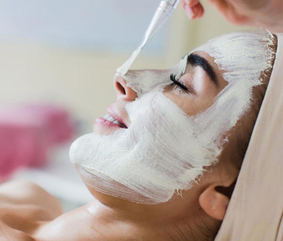 قبل العيد.. خطوات بسيطة لتقشير الوجه صورة رقم 5