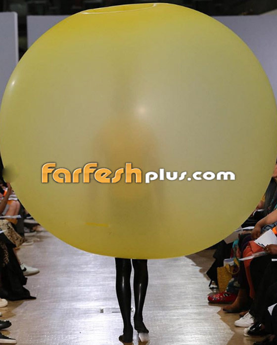 عارضات أزياء يرتدين بالونات منفوخة ملونة تتحول لأزياء بعد تفريغها! صورة رقم 3