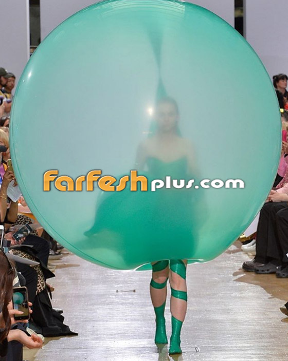 عارضات أزياء يرتدين بالونات منفوخة ملونة تتحول لأزياء بعد تفريغها! صورة رقم 4