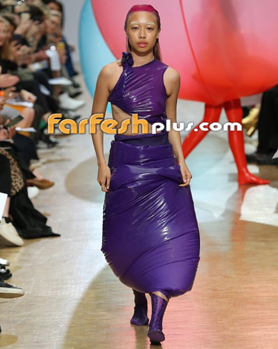 عارضات أزياء يرتدين بالونات منفوخة ملونة تتحول لأزياء بعد تفريغها! صورة رقم 5