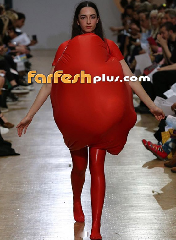 عارضات أزياء يرتدين بالونات منفوخة ملونة تتحول لأزياء بعد تفريغها! صورة رقم 7