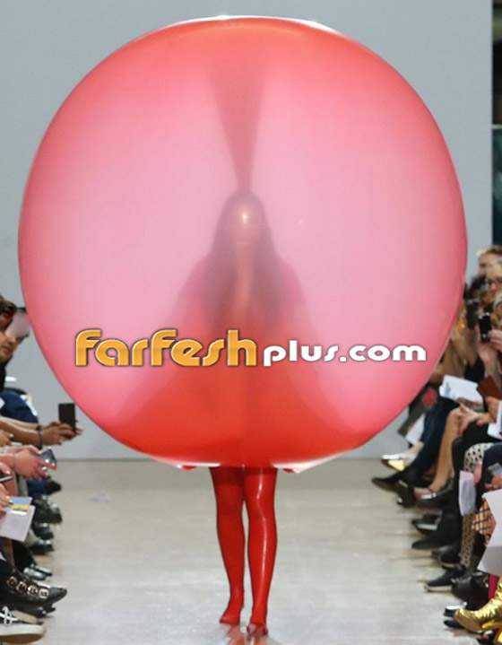 عارضات أزياء يرتدين بالونات منفوخة ملونة تتحول لأزياء بعد تفريغها! صورة رقم 8