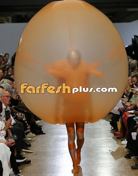 عارضات أزياء يرتدين بالونات منفوخة ملونة تتحول لأزياء بعد تفريغها! صورة رقم 9