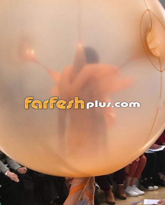 عارضات أزياء يرتدين بالونات منفوخة ملونة تتحول لأزياء بعد تفريغها! صورة رقم 10